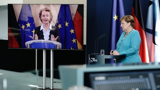 Bundeskanzlerin Angela Merkel (CDU) hört im Foyer des Bundeskanzleramtes EU-Kommissionspräsidentin Ursula von der Leyen (CDU), die per Video zugeschaltet ist, zu. Bundeskanzlerin Angela Merkel (CDU) hört im Foyer des Bundeskanzleramtes EU-Kommissionspräsidentin Ursula von der Leyen (CDU), die per Video zugeschaltet ist, zu.