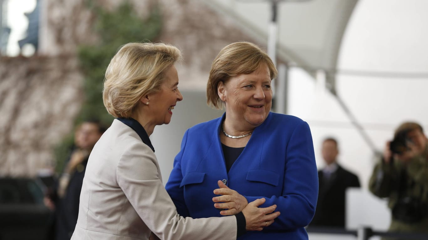 Merkel und von der Leyen: "Jetzt müssen wir das als zwei Frauen schaffen, und wir sind da ganz selbstbewusst, dass wir das hinkriegen, glaube ich, nicht wahr, Ursula?"