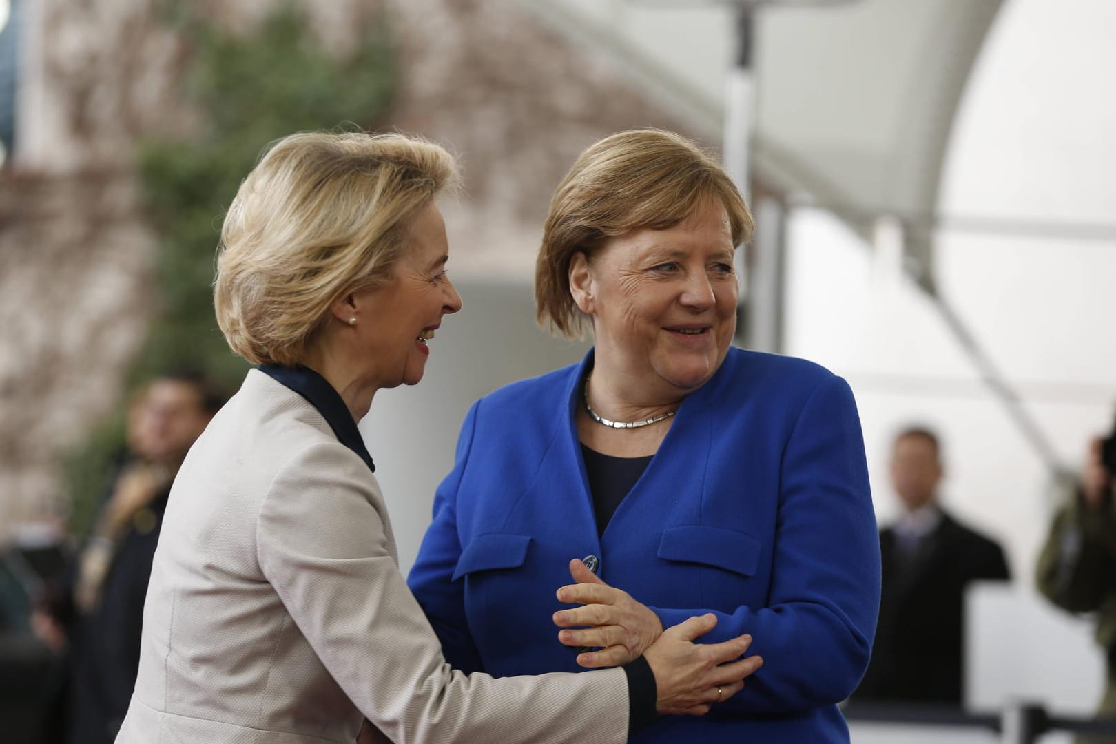 Merkel und von der Leyen: "Jetzt müssen wir das als zwei Frauen schaffen, und wir sind da ganz selbstbewusst, dass wir das hinkriegen, glaube ich, nicht wahr, Ursula?"