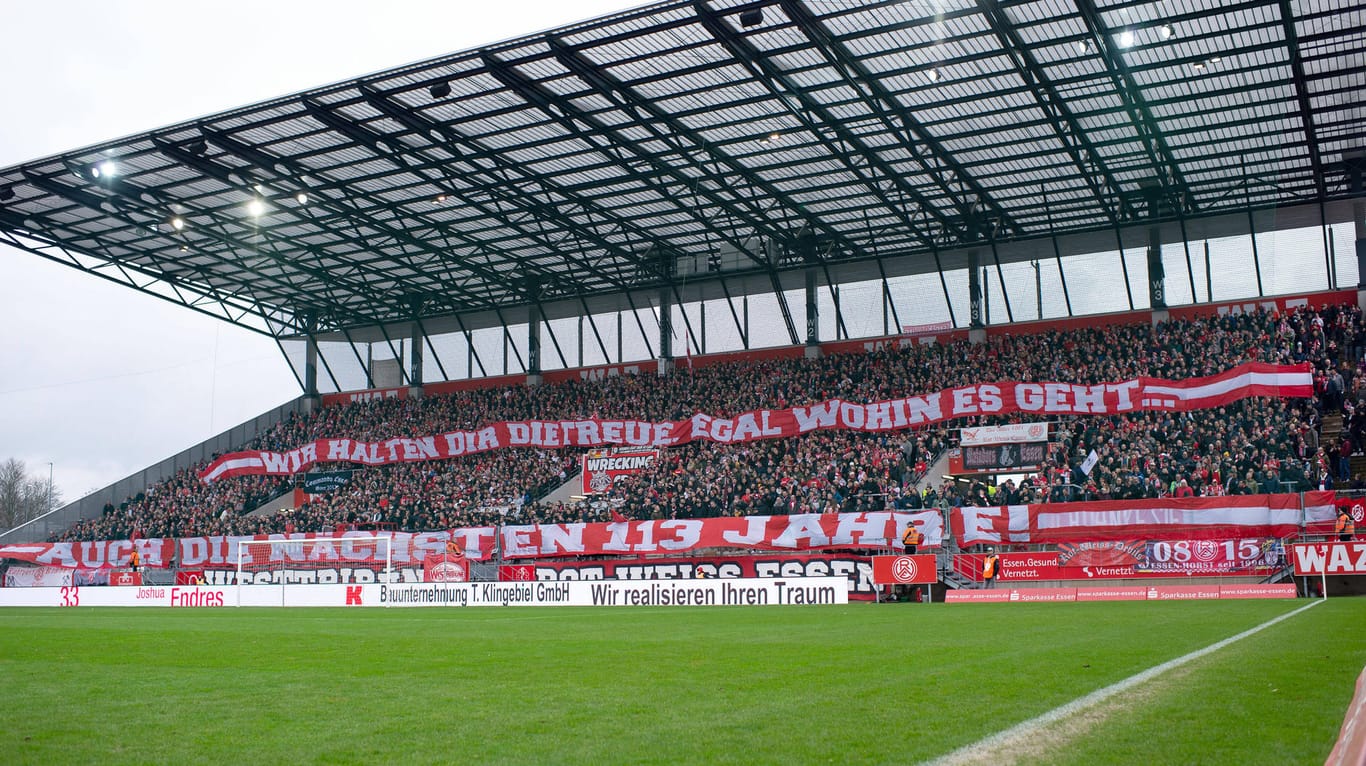 Fans von Rot-Weiß Essen: Auch in der 4. Liga unterstützen zahlreiche Anhänger RWE im 2012 eröffneten Stadion.