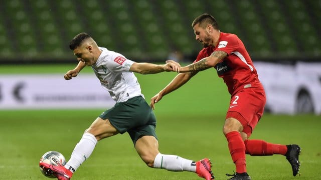 Werder-Profi Milot Rashica (l) wird vom Heidenheimer Marnon Busch verfolgt. Werder-Profi Milot Rashica (l) wird vom Heidenheimer Marnon Busch verfolgt.