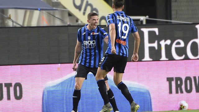 Robin Gosens (l) feiert seinen Treffer mit Teamkollege Berat Djimsiti. Robin Gosens (l) feiert seinen Treffer mit Teamkollege Berat Djimsiti.