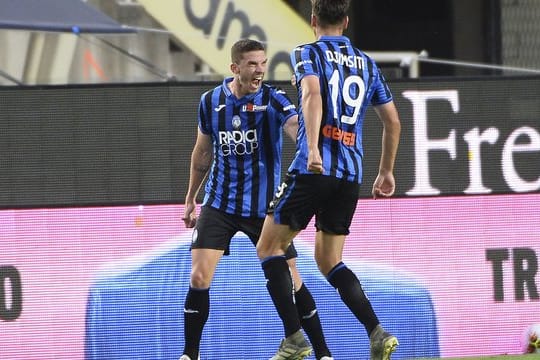 Robin Gosens (l) feiert seinen Treffer mit Teamkollege Berat Djimsiti.
