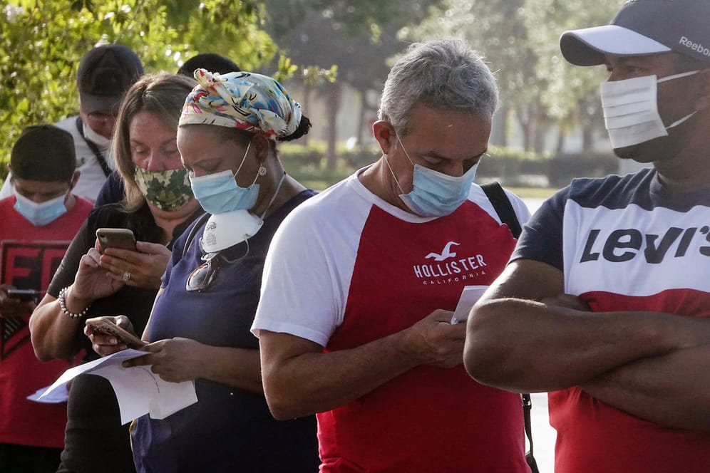 Maskierte Menschen in Florida: Der US-Bundestaat hat einen neuen Tagesrekord bei den Neuinfektionen aufgestellt.