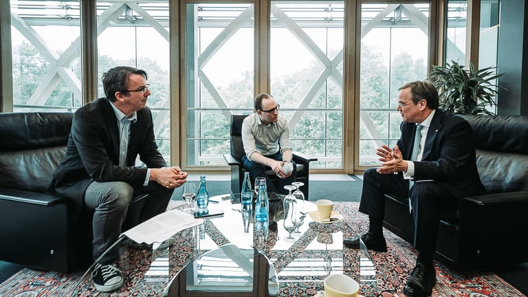 Armin Laschet im Interview mit t-online.de-Vizechefredakteur Peter Schink (links) und Politikreporter Tim Kummert (Mitte): "Die SPD hat sich da als ein verlässlicher Bündnispartner gezeigt."