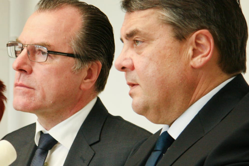 Clemens Tönnies und der damalige Wirtschaftsminister Sigmar Gabriel im Jahr 2015.
