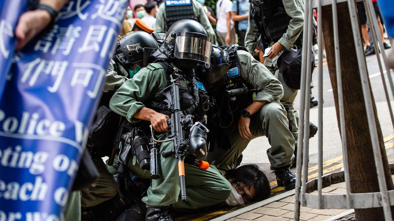 Polizisten drücken einen Demonstranten auf den Boden: Tausende Hongkonger protestierten gegen das Inkrafttreten des chinesischen Gesetzes zum Schutz der nationalen Sicherheit.