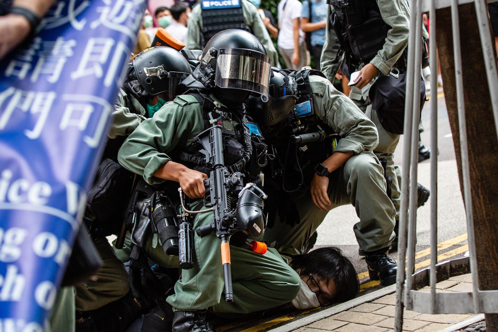 Polizisten drücken einen Demonstranten auf den Boden: Tausende Hongkonger protestierten gegen das Inkrafttreten des chinesischen Gesetzes zum Schutz der nationalen Sicherheit.