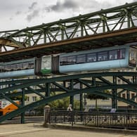 Ein Zug der Wuppertaler Schwebahn: Das öffentliche Verkehrsmittel hat mit technischen Problemen zu kämpfen.