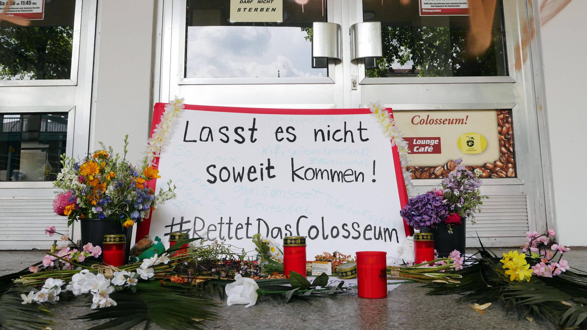 Auf einem Schild vor dem Colosseum in der Schönhauser Allee steht "Rettet das Colosseum": Hunderte Berliner demonstrierten für den Erhalt des alteingesessenen Kinos.