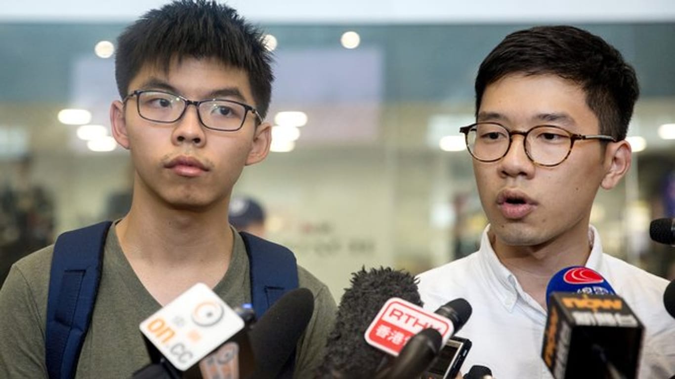 Die beiden Hongkonger Aktivisten Joshua Wong (l) und Nathan Law in Honkong während einer Pressekonferenz.