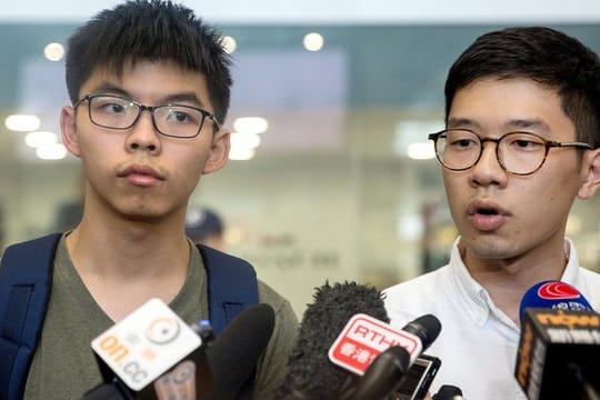 Die beiden Hongkonger Aktivisten Joshua Wong (l) und Nathan Law in Honkong während einer Pressekonferenz.