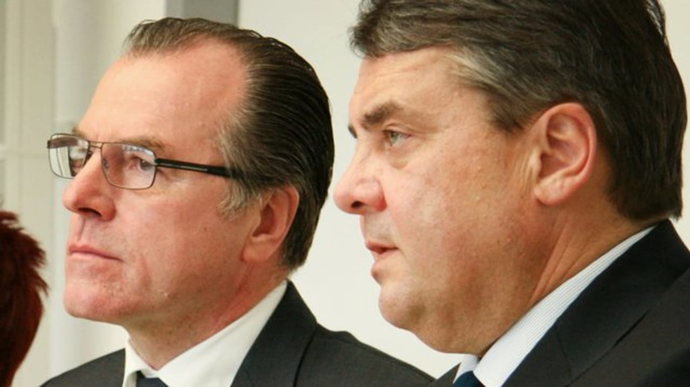 Clemens Tönnies (l), Unternehmer, und der damalige Bundeswirtschaftsminister Sigmar Gabriel (SPD) bei einer Pressekonferenz in Rheda-Wiedenbrück.