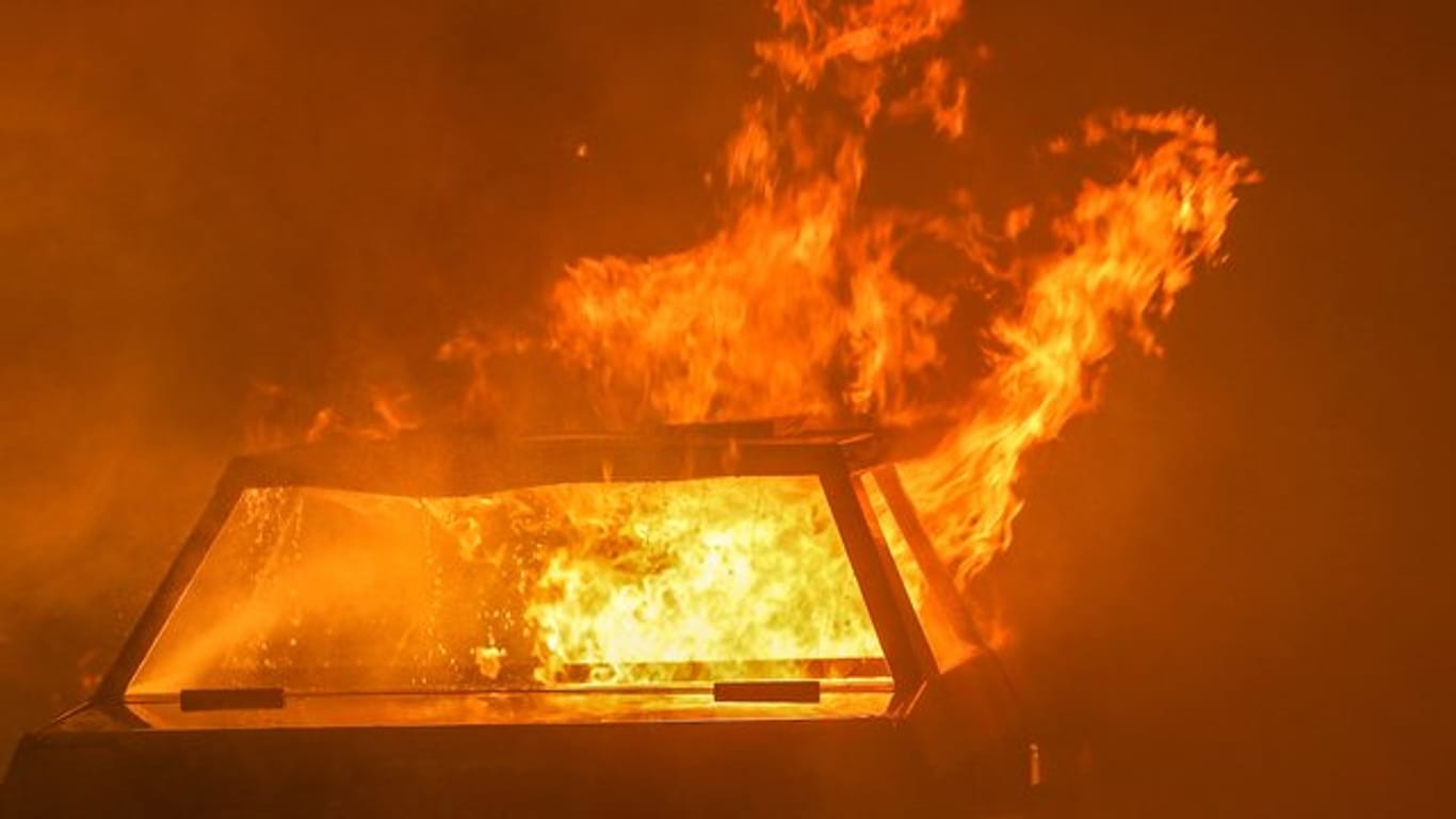 Ein brennendes Auto (Symbolbild): In Neukölln ist ein Auto durch ein Feuer zerstört worden.