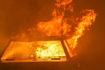 Ein brennendes Auto (Symbolbild): In Neukölln ist ein Auto durch ein Feuer zerstört worden.