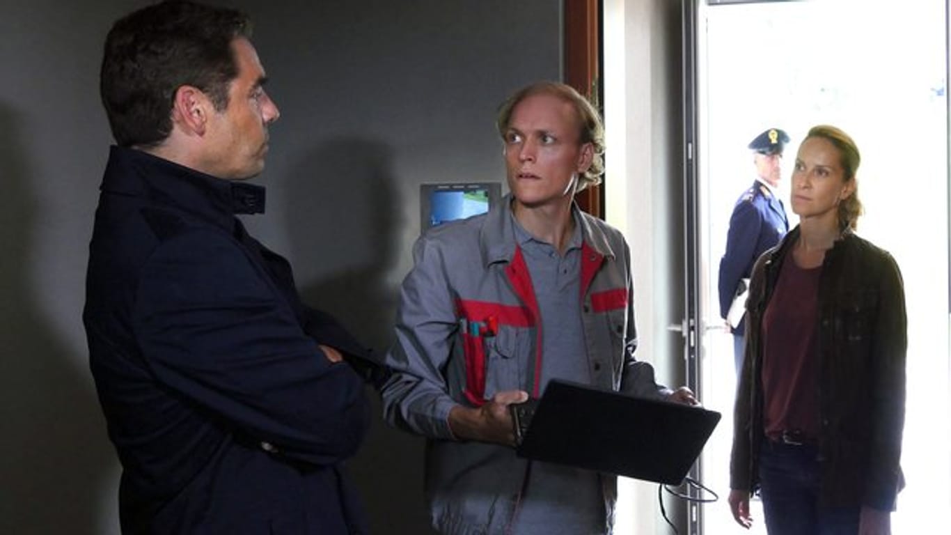 Sonja (Chiara Schoras) und "Capo" Matteo (Tobias Oertel, l) verdächtigen Manuel Steinbrenner (Emanuel Fellmer).