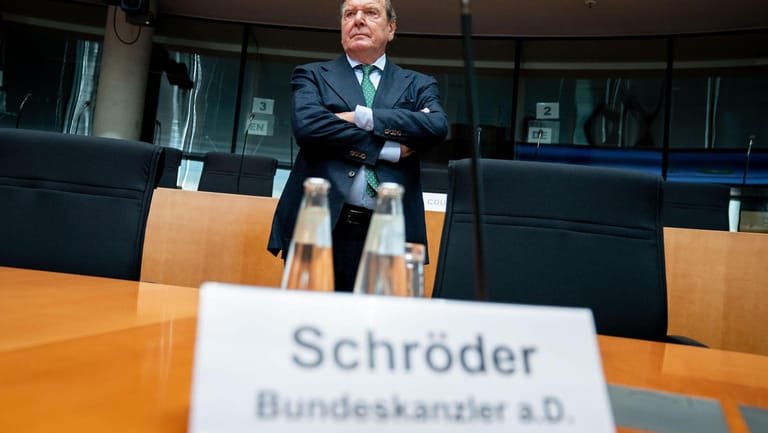 Gerhard Schröder und sein Namensschild im Wirtschaftsausschuss: Bundeskanzler a.D. und damit noch Politiker – eine ziemlich passende Beschreibung.