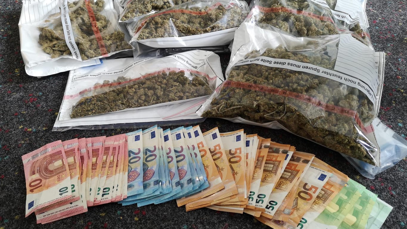 1,5 Kilo Marihuana und Bargeld: Diesen Fund machten Polizeibeamte in einer Erfurter Wohnung.