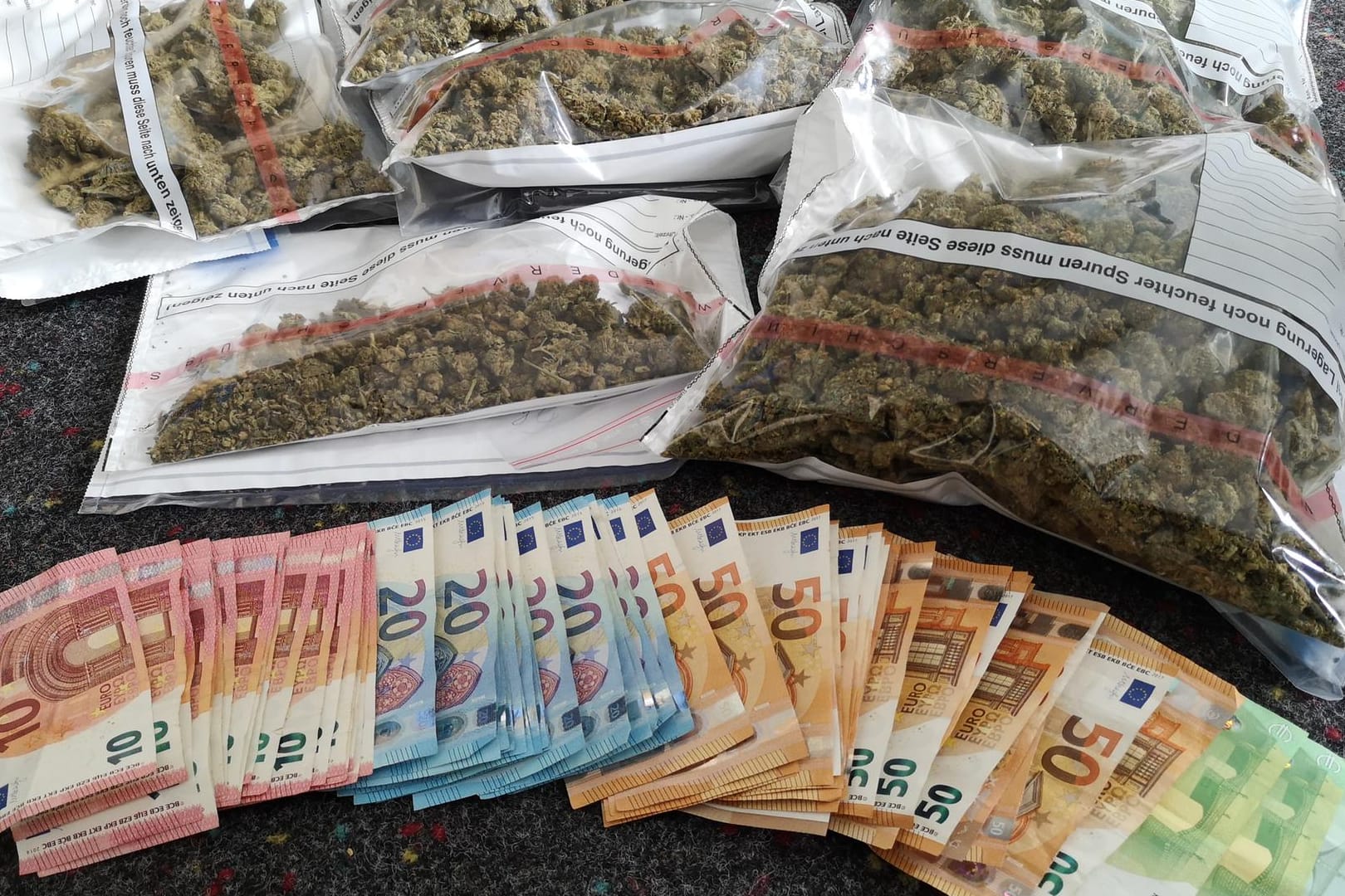 1,5 Kilo Marihuana und Bargeld: Diesen Fund machten Polizeibeamte in einer Erfurter Wohnung.