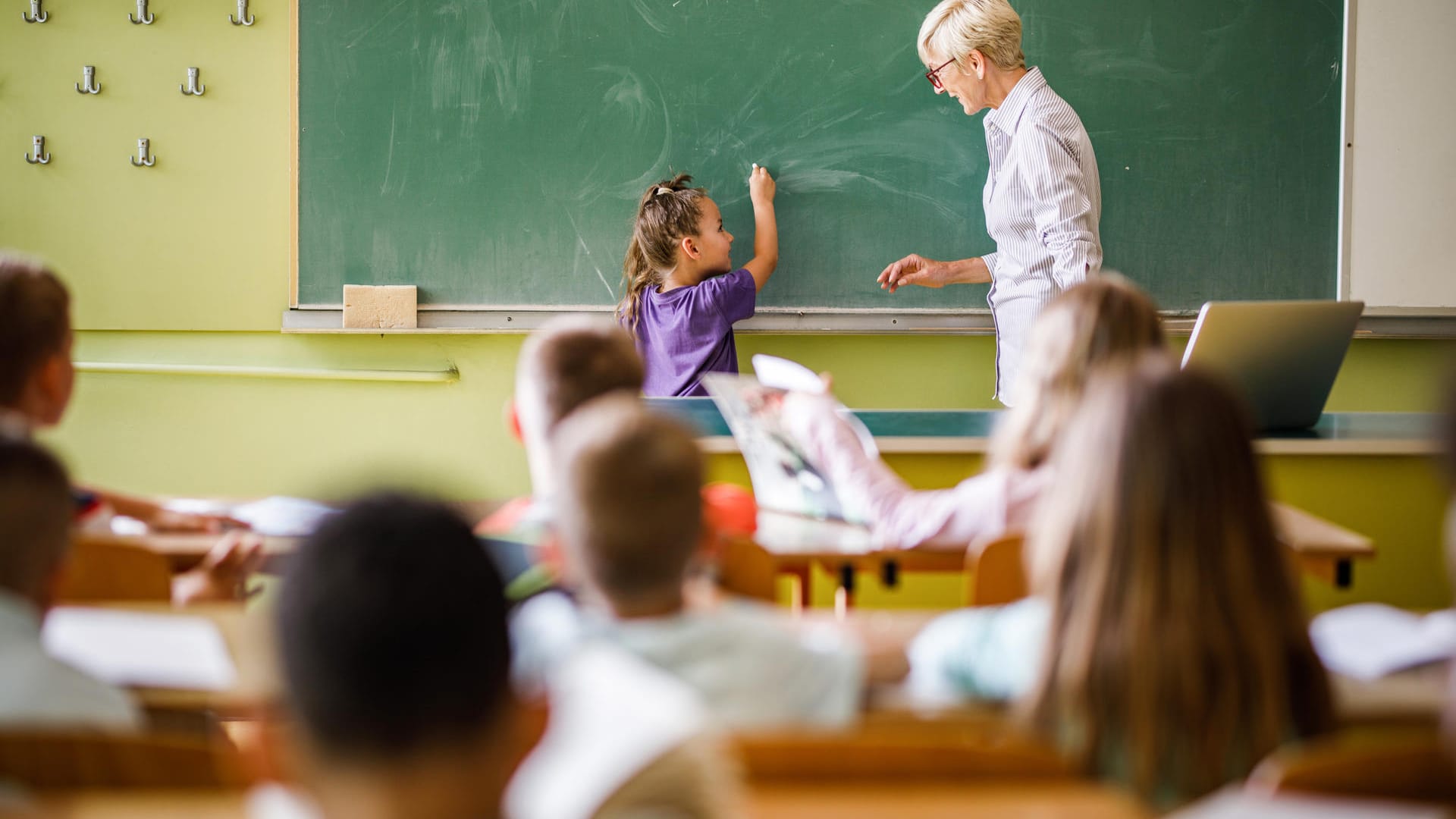 Lehrer in Deutschland: Mehr als ein Drittel der Lehrer ist hierzulande älter als 50 Jahre. (Symbolbild)