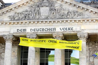 Auf einem Banner steht "Eine Zukunft ohne Kohlekraft": Umweltaktivisten demonstrieren in Berlin für einen schnelleren Kohleausstieg.
