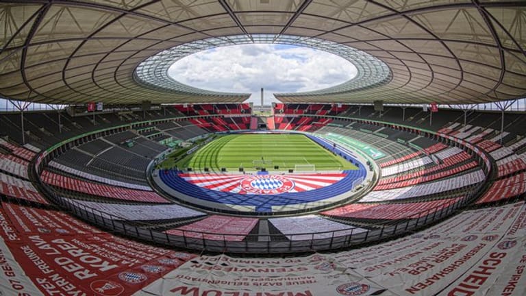 Im Berliner Olympiastadion spielen der FC Bayern München und Bayer Leverkusen um den DFB-Pokal.