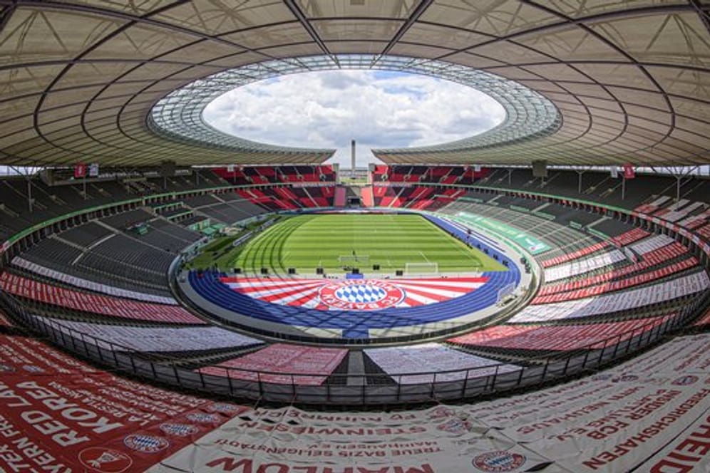 Im Berliner Olympiastadion spielen der FC Bayern München und Bayer Leverkusen um den DFB-Pokal.