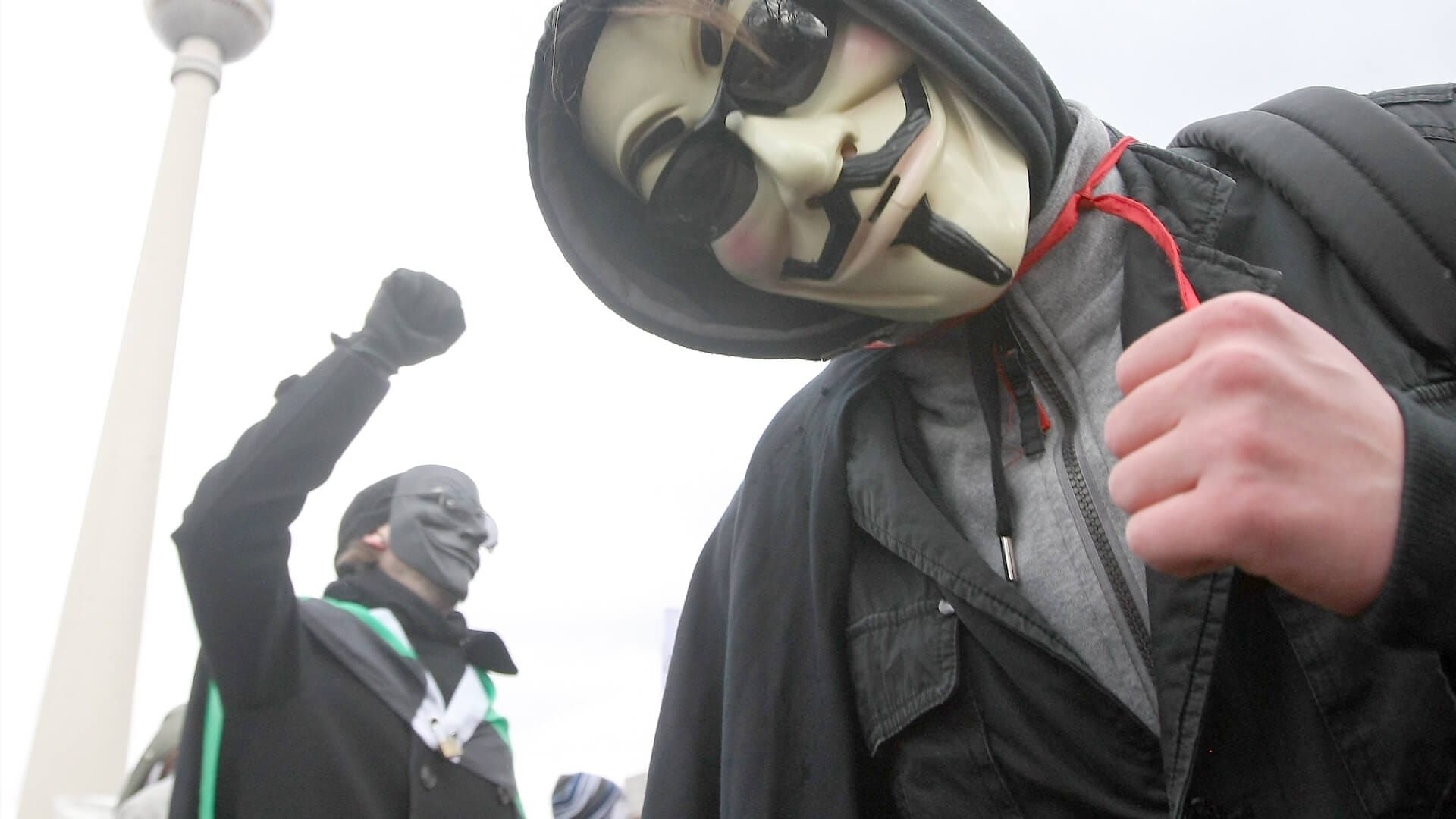 Ein Mann mit einer Guy-Fawkes-Maske (Symbolbild): Die Maske wird mit Anonymous assoziiert.