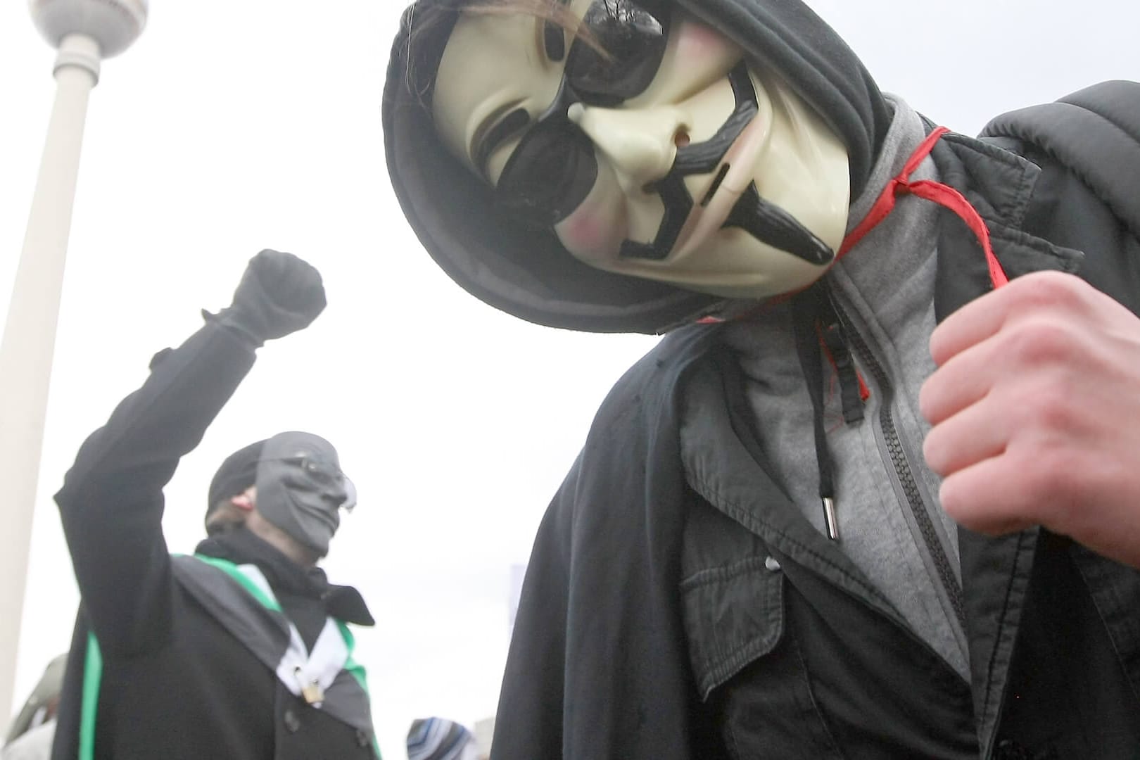 Ein Mann mit einer Guy-Fawkes-Maske (Symbolbild): Die Maske wird mit Anonymous assoziiert.