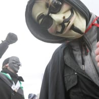 Ein Mann mit einer Guy-Fawkes-Maske (Symbolbild): Die Maske wird mit Anonymous assoziiert.