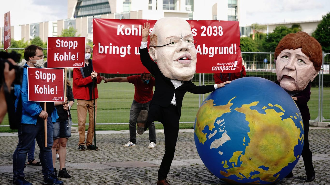 Klimaaktivisten demonstrieren zwischen Reichstagsgebäude und Bundeskanzleramt: Der Bundestag verabschiedet ein neues Kohlegesetz.