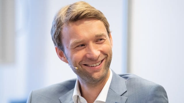 Bayer-Sportdirektor Simon Rolfes will mit Leverkusen regelmäßig um Titel mitspielen. Bayer-Sportdirektor Simon Rolfes will mit Leverkusen regelmäßig um Titel mitspielen.