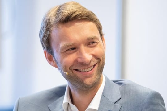 Bayer-Sportdirektor Simon Rolfes will mit Leverkusen regelmäßig um Titel mitspielen.