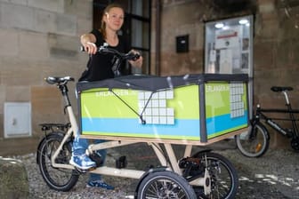Hannah Thiemann, Radverkehrsbeauftragte der Stadt Erlangen, unterstützt den Verleih von Lastenrädern.
