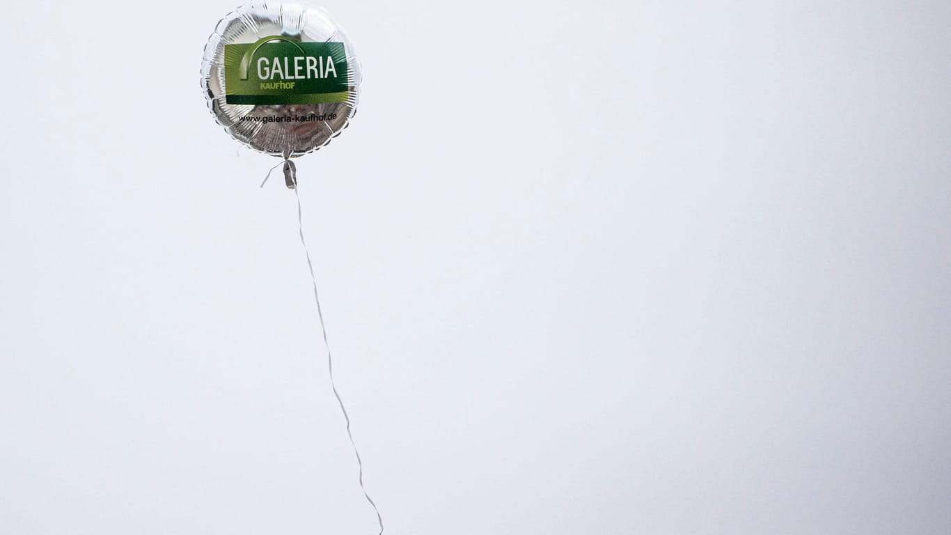 Ein Heliumballon mit der Aufschrift "Galeria Kaufhof" (Symbolbild): Eine Schließung der Düsseldorfer Häuser will Thomas Geisel unbedingt verhindern.