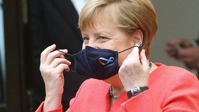 Bundeskanzlerin Angela Merkel (CDU) nimmt im Bundesrat ihre Mund- und Nasenschutzmaske ab, bevor sie eine Rede zu Zielen der EU-Ratspräsidentschaft hält. Bundeskanzlerin Angela Merkel (CDU) nimmt im Bundesrat ihre Mund- und Nasenschutzmaske ab, bevor sie eine Rede zu Zielen der EU-Ratspräsidentschaft hält.
