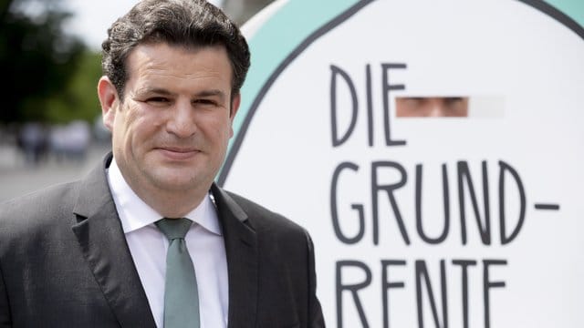 Hubertus Heil (SPD), Bundesarbeitsminister, vor dem Bundestag.