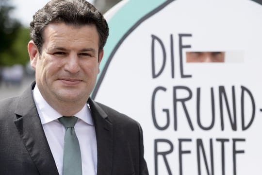 Hubertus Heil (SPD), Bundesarbeitsminister, vor dem Bundestag.