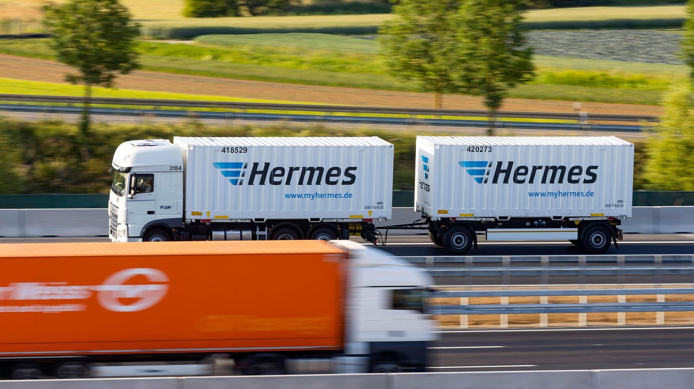 Lastkraftwagen auf einer Autobahn (Symbolbild): In Hagen hat die Stadt gezählt, wie hoch die Lärmbelastung durch den Verkehr in der Innenstadt ist.