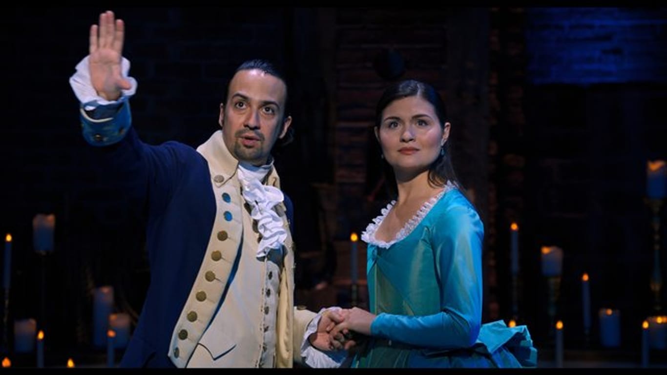 Lin-Manuel Miranda als Alexander Hamilton und Phillipa Soo als Eliza Hamilton in einer Szene des Musicals "Hamilton".