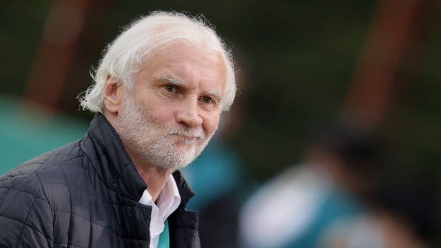Rudi Völler hat seit 21 Jahren keinen Titel mit Bayer Leverkusen gewonnen. Rudi Völler hat seit 21 Jahren keinen Titel mit Bayer Leverkusen gewonnen.