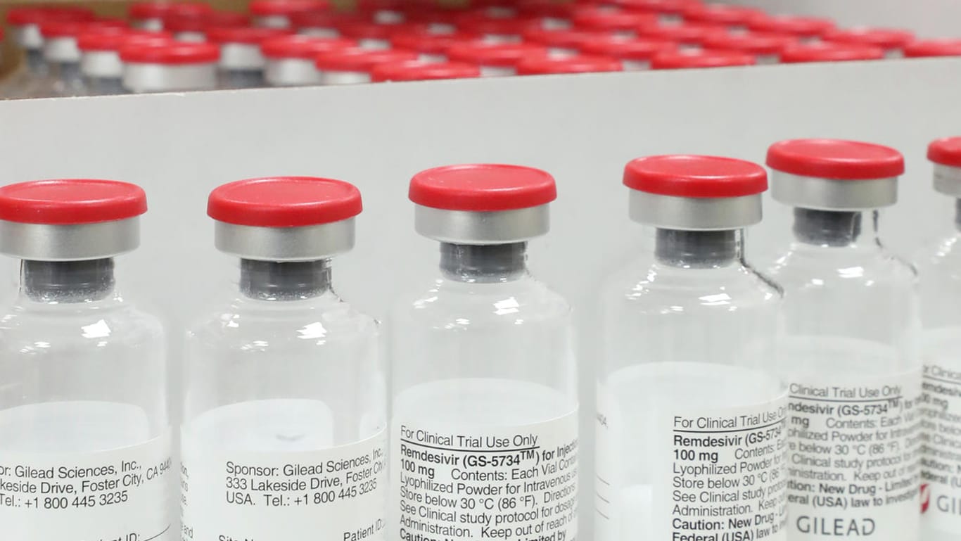 Flaschen des antiviralen Mittels Remdesivir: Der Wirkstoff gilt als aussichtsreiches Medikament im Kampf gegen die Lungenkrankheit Covid-19.