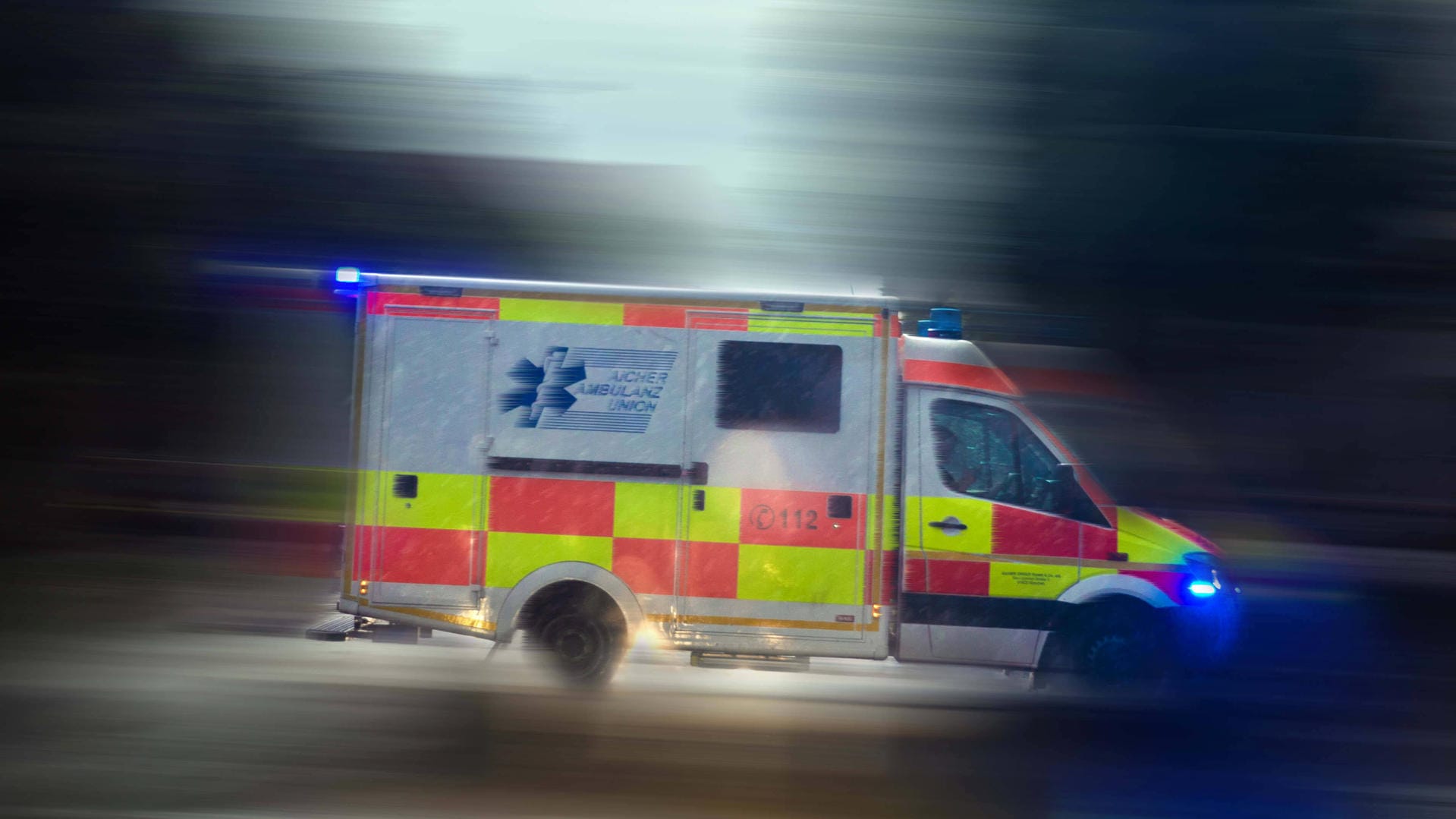 Ein Rettungswagen fährt zu einem Einsatz (Symbolbild): Ein 19-Jähriger ist bei einem Streit am Troisdorfer Bahnhof schwer verletzt worden. Ein Rettungswagen fährt zu einem Einsatz (Symbolbild): Ein 19-Jähriger ist bei einem Streit am Troisdorfer Bahnhof schwer verletzt worden.
