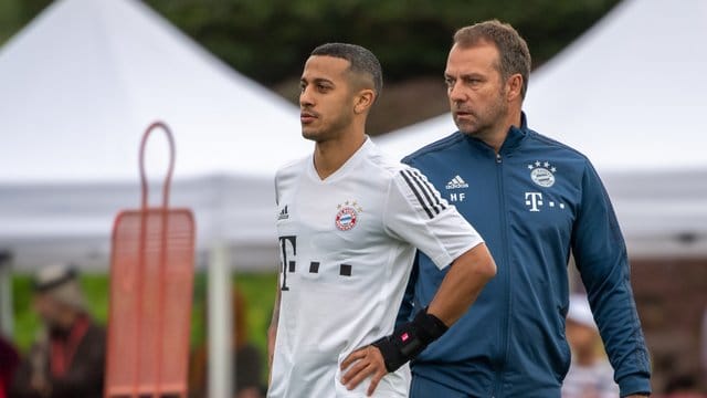 Für Bayern-Trainer Hansi Flick (r) ist Thiago einer der Schlüsselspieler des Teams. Für Bayern-Trainer Hansi Flick (r) ist Thiago einer der Schlüsselspieler des Teams.