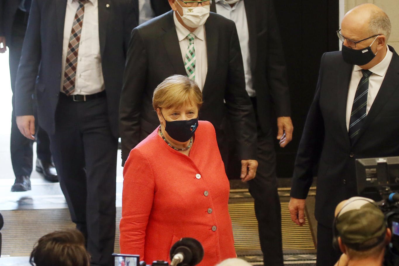 Angela Merkel mit Mundschutz beim Bundesrat: Die Länder wollen "Europa mitgestalten" und sichern der Kanzlerin Rückendeckung zu.