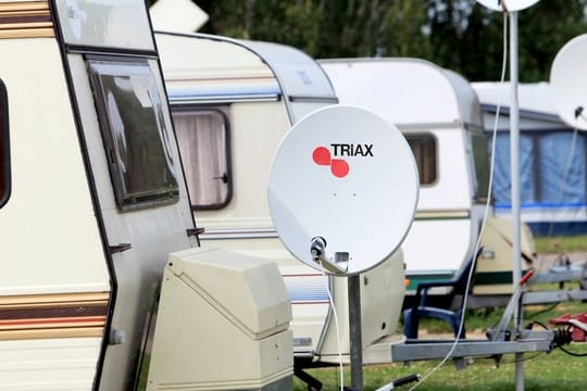 TV-Empfang - aber auch Rundfunkgebühr? Das hängt davon ab, ob ein Wohnmobil dauerhaft auf einem Campingplatz steht.