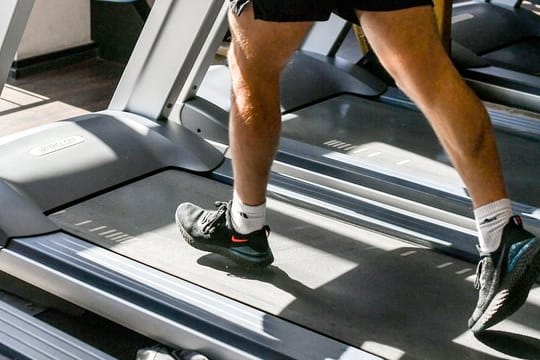 Die Mehrwertsteuersenkung wird nicht in jedem Fall automatisch weitergegeben - in Verträgen für das Fitnessstudio etwa wird sie oft nicht separat ausgewiesen.