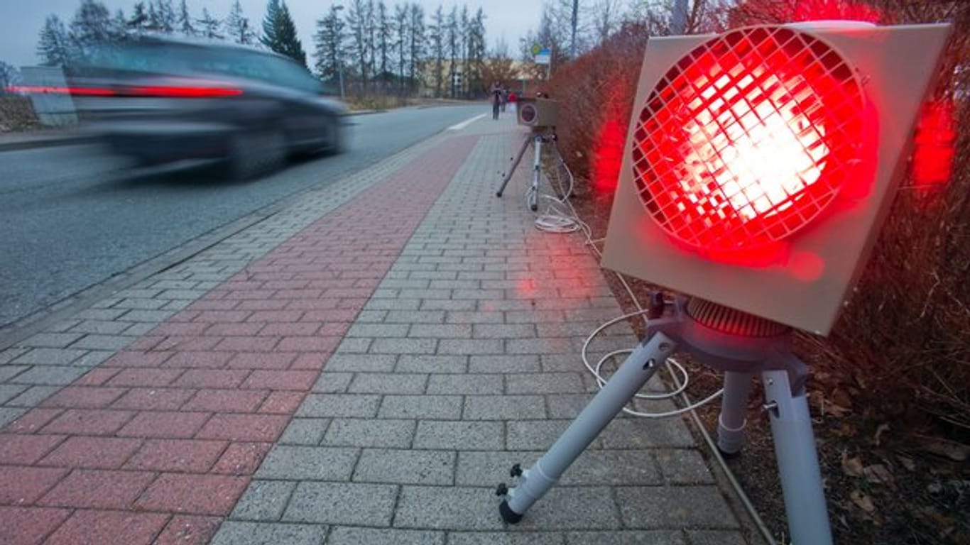 Laut der neuen Straßenverkehrsordnung droht ein Monat Führerscheinentzug, wenn man innerorts 21 km/h oder außerorts 26 km/h zu schnell fährt.