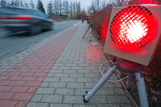 Laut der neuen Straßenverkehrsordnung droht ein Monat Führerscheinentzug, wenn man innerorts 21 km/h oder außerorts 26 km/h zu schnell fährt.