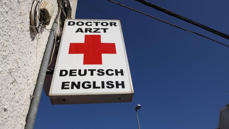Deutscher Arzt im Ausland: Vor allem in Corona-Zeiten sollten Sie sich vor einem längeren Aushaltsaufenthalt über Ihre Versicherung informieren.